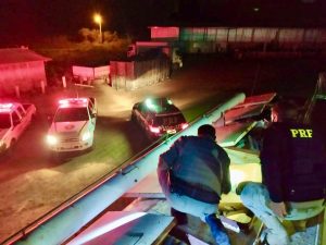 PRF e BM apreendem caminhão com carga de 1 milhão de reais em cigarros contrabandeados