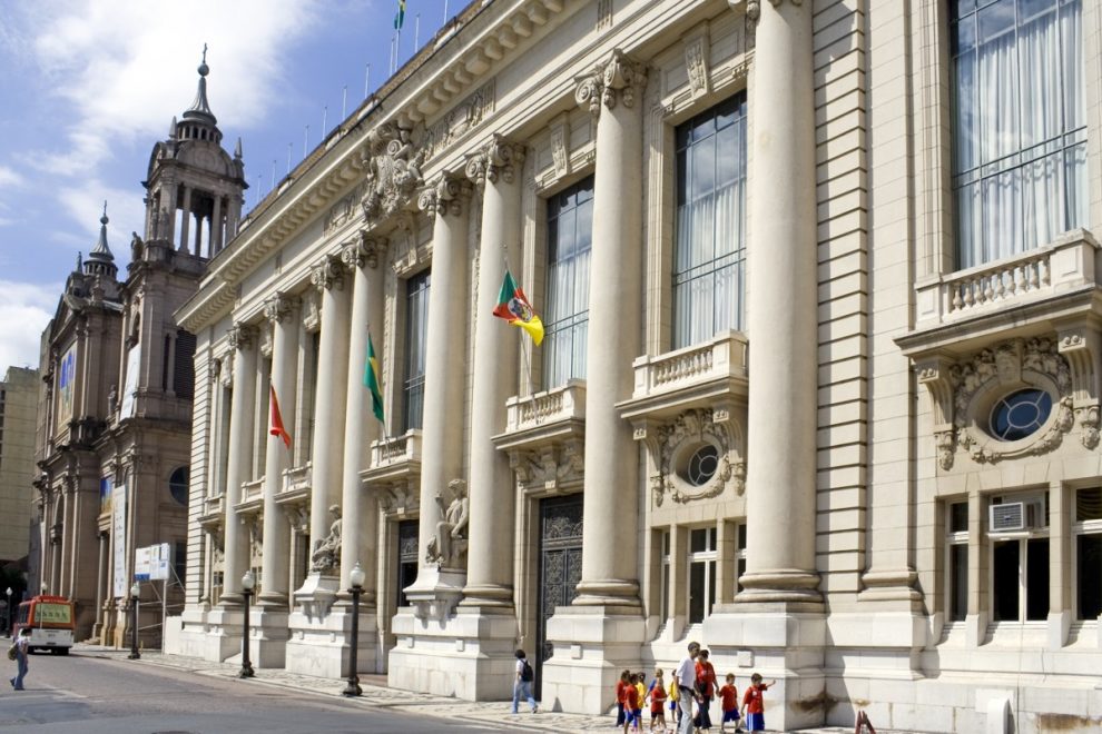 Governo do RS atualiza regras para jogos de futebol, restaurantes, parques e museus