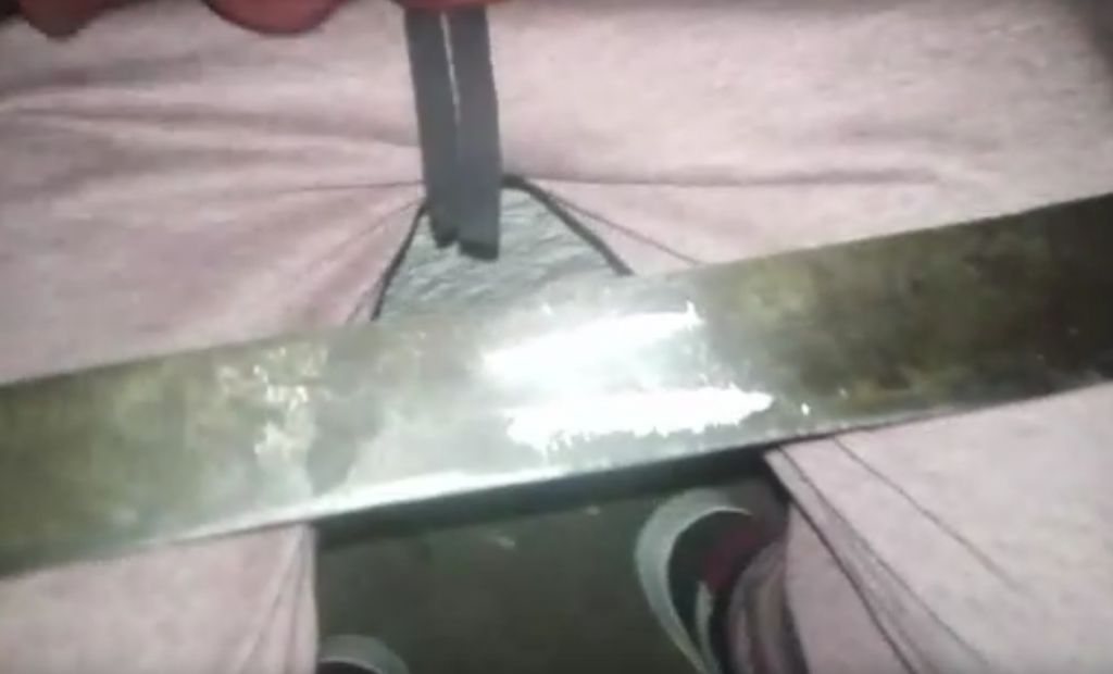 Indivíduos gravam consumo de drogas em frente a Delegacia de Polícia Civil de Soledade Um vídeo enviado para grupos de whatsapp nesta quarta-feira (28), está causando muita revolta na comunidade de Soledade e região. No vídeo aparecem três indivíduos em frente a Delegacia de Polícia Civil da cidade de Soledade consumindo drogas durante a noite. Os indivíduos zombam da polícia por estarem se drogando em frente ao prédio da delegacia e usam cocaína na calçada . No vídeo o “narrador” ainda relata que já andou em uma das viaturas (volante) da Polícia Civil e é boazinha. Em ato contínuo, um dos indivíduos com um facão no colo, prepara duas carreiras da droga para a utilização. O vídeo tem diversos compartilhamentos nos grupos de Whatsapp e a revolta é geral com a audácia que os usuários e traficantes tem no município de Soledade.