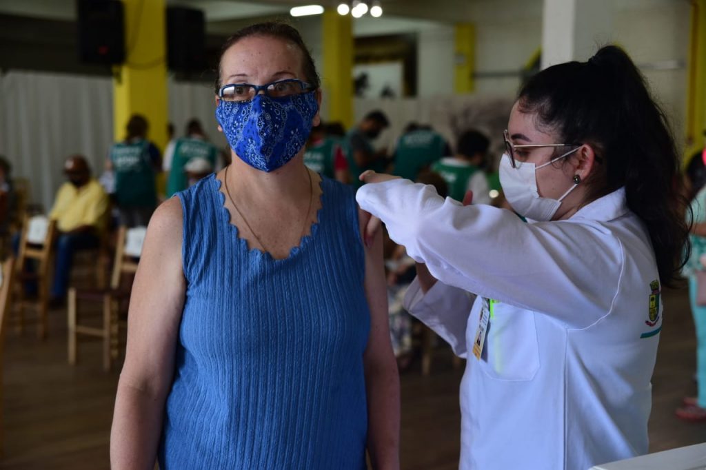 Gestantes, puérperas e pessoas com comorbidades também podem ser vacinadas hoje