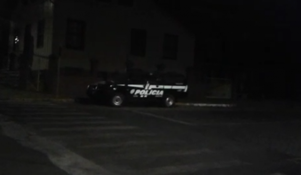 Indivíduos gravam consumo de drogas em frente a Delegacia de Polícia Civil de Soledade Um vídeo enviado para grupos de whatsapp nesta quarta-feira (28), está causando muita revolta na comunidade de Soledade e região. No vídeo aparecem três indivíduos em frente a Delegacia de Polícia Civil da cidade de Soledade consumindo drogas durante a noite. Os indivíduos zombam da polícia por estarem se drogando em frente ao prédio da delegacia e usam cocaína na calçada . No vídeo o “narrador” ainda relata que já andou em uma das viaturas (volante) da Polícia Civil e é boazinha. Em ato contínuo, um dos indivíduos com um facão no colo, prepara duas carreiras da droga para a utilização. O vídeo tem diversos compartilhamentos nos grupos de Whatsapp e a revolta é geral com a audácia que os usuários e traficantes tem no município de Soledade.