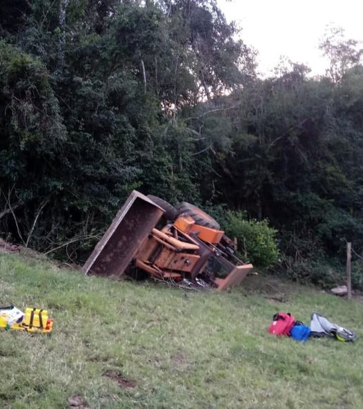 Homem morre após tombar máquina retroescavadeira em Guaporé