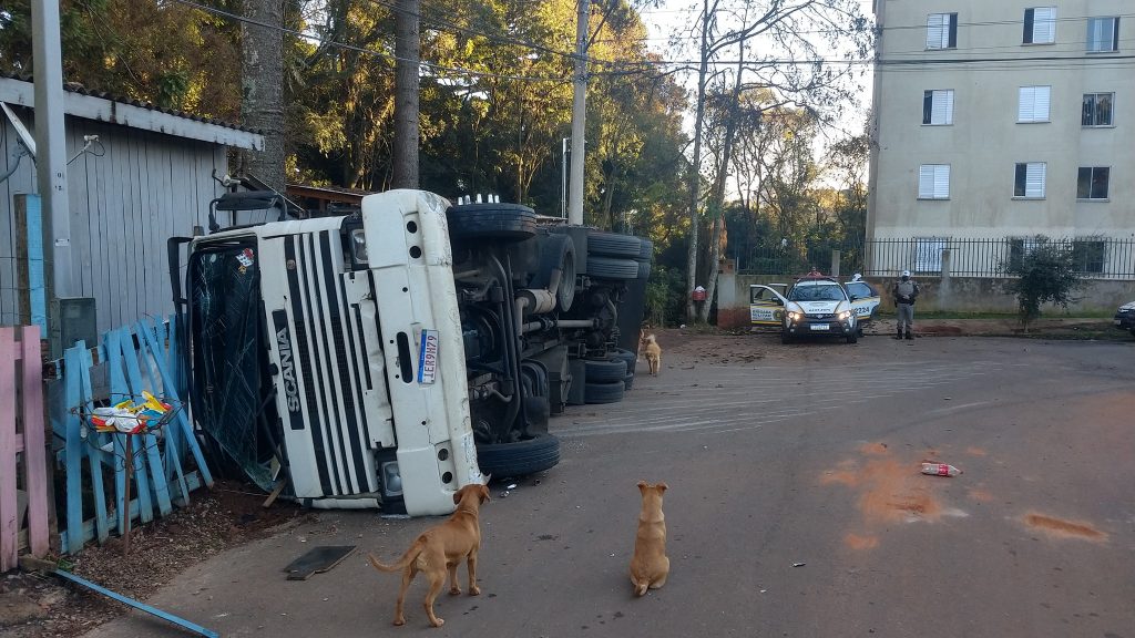 Caminhão sem freio atinge garagem de residência em Passo Fundo