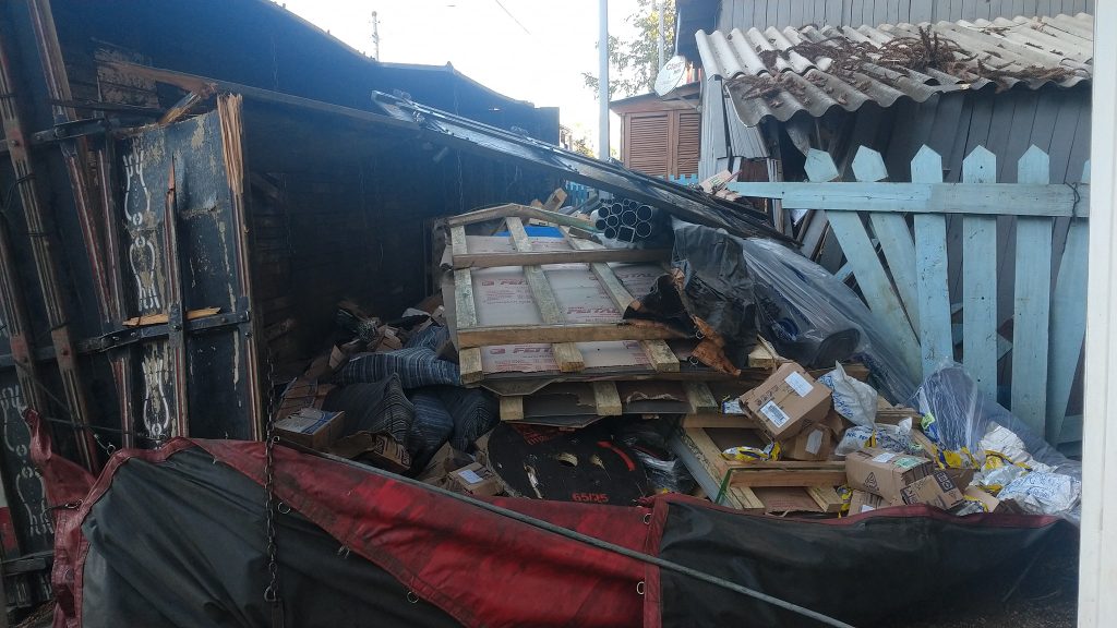 Caminhão sem freio atinge garagem de residência em Passo Fundo