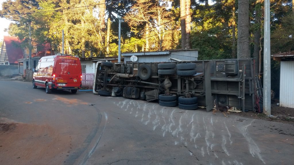 Caminhão sem freio atinge garagem de residência em Passo Fundo