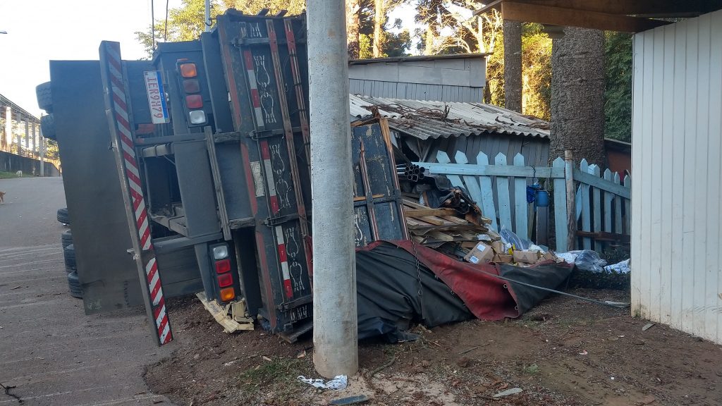 Caminhão sem freio atinge garagem de residência em Passo Fundo