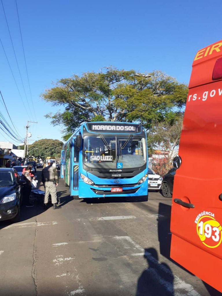 Colisão entre ônibus e fusca deixa dois feridos no Boqueirão