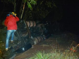 Carreta tomba entre Coxilha e Tapejara
