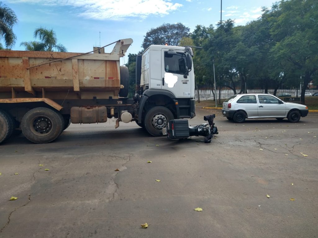 Acidente entre carro e moto deixa um motoboy ferido no Boqueirão