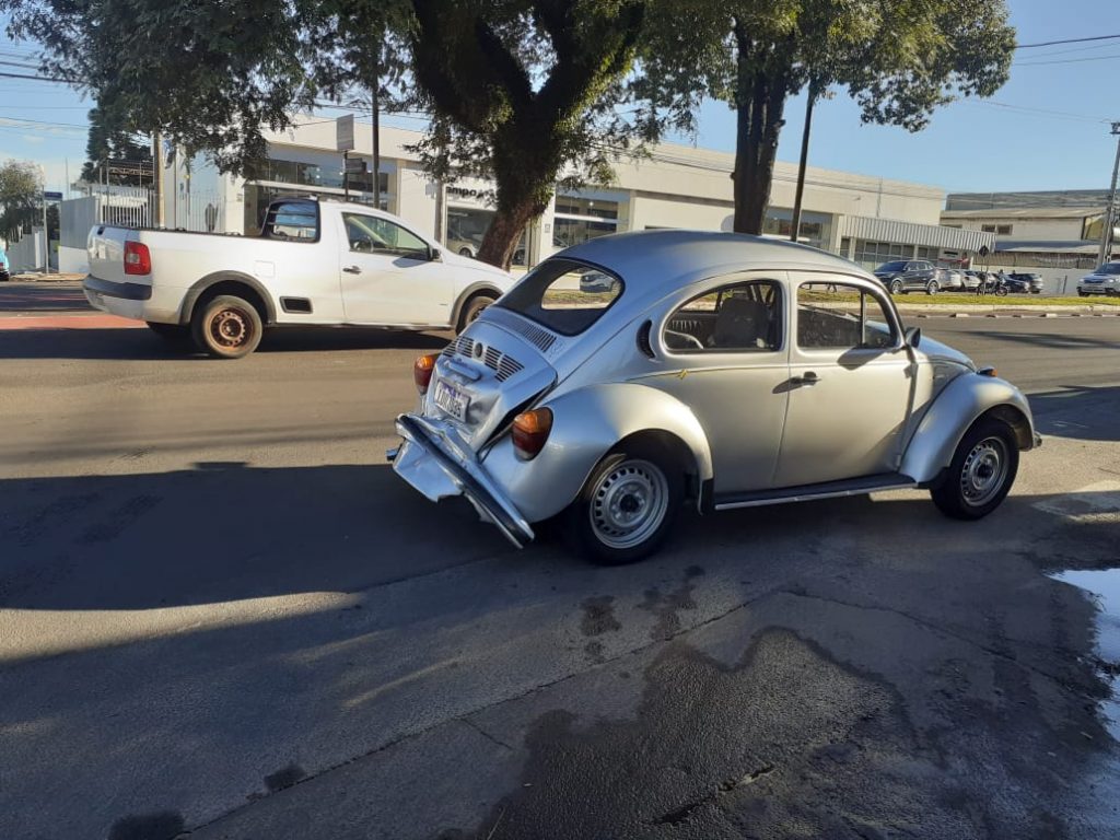 Colisão entre ônibus e fusca deixa dois feridos no Boqueirão
