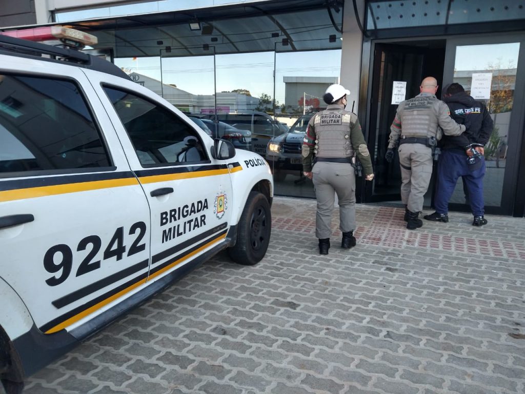 Indivíduo com extensa ficha criminal é preso após agredir e assaltar mulher na Xangri-lá