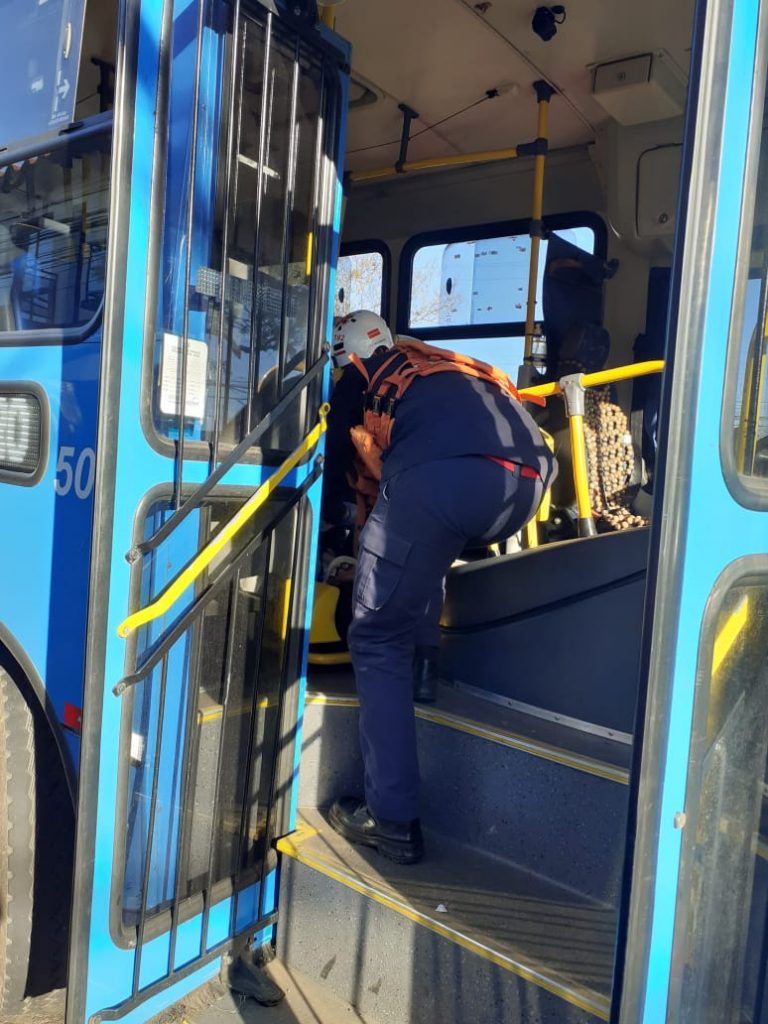 Colisão entre ônibus e fusca deixa dois feridos no Boqueirão