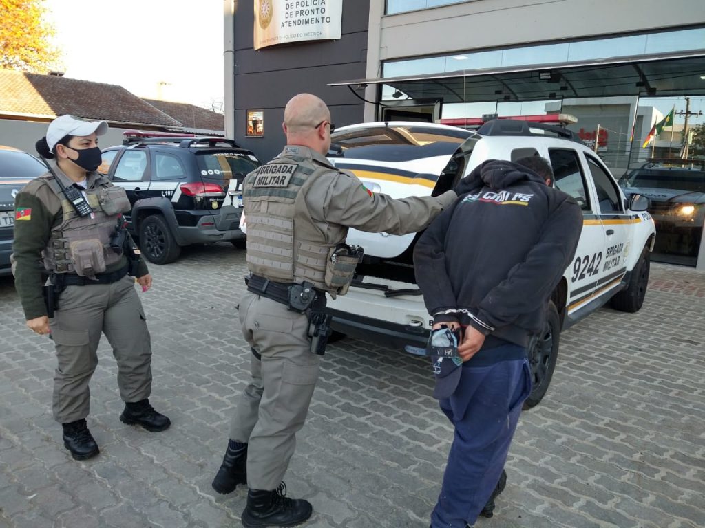 Indivíduo com extensa ficha criminal é preso após agredir e assaltar mulher na Xangri-lá