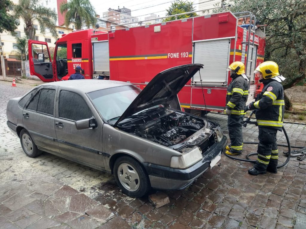CBMRS atende incêndio em veículo na Vila Annes
