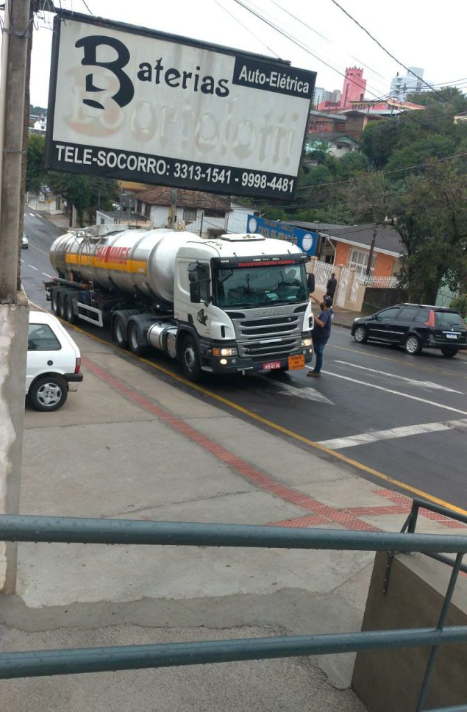 Prefeitura inicia sinalização alertando sobre trechos proibidos para caminhões em Passo Fundo