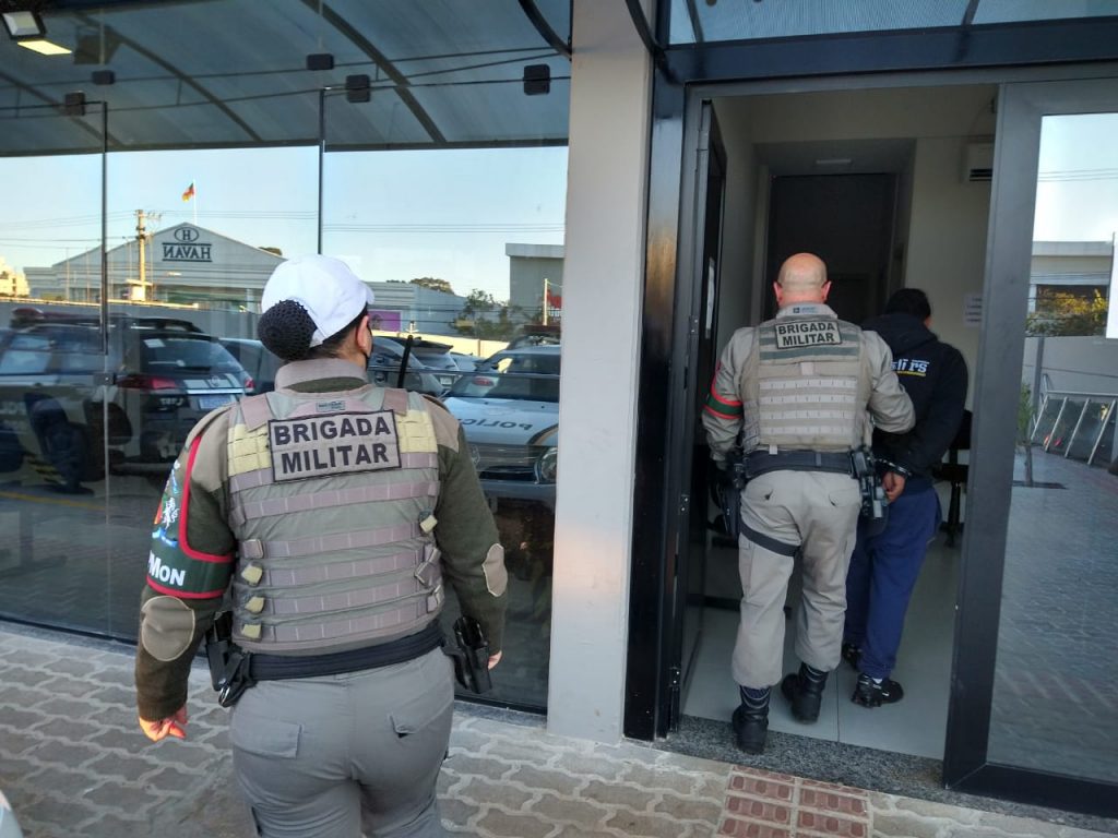 Indivíduo com extensa ficha criminal é preso após agredir e assaltar mulher na Xangri-lá