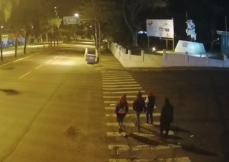Imagens mostram os meliantes que atearam fogo em doze contêineres em Passo Fundo