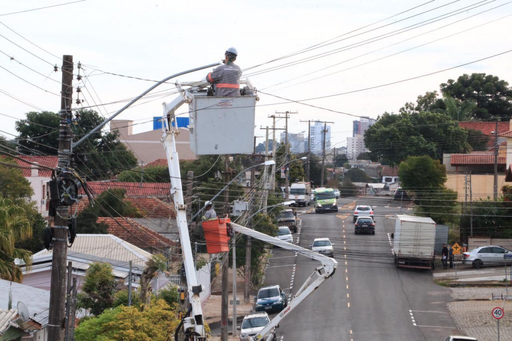 Prefeitura inicia troca da iluminação da rua Minas Gerais