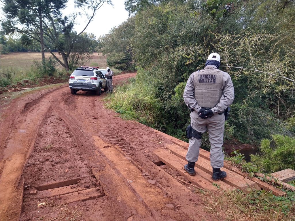 Homem encontrado dentro de rio no bairro Jaboticabal foi morto a tiros