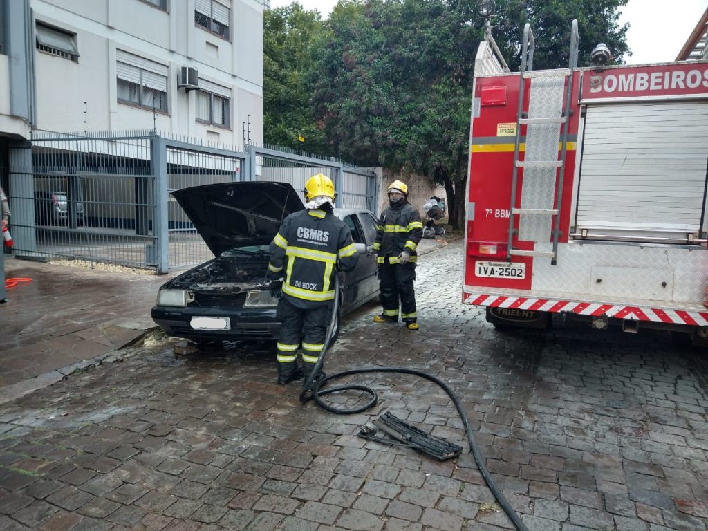 CBMRS atende incêndio em veículo na Vila Annes