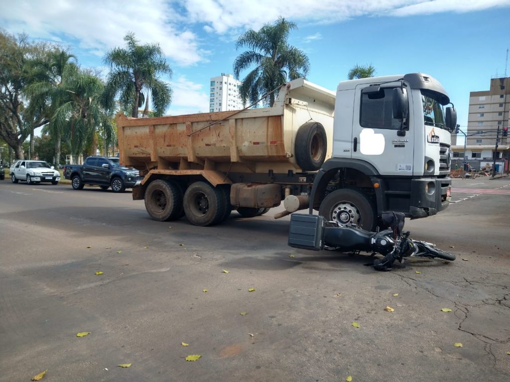 Acidente entre carro e moto deixa um motoboy ferido no Boqueirão