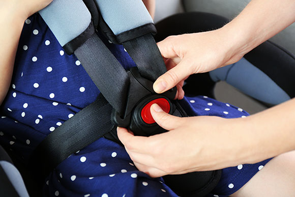 maio amarelo: uso do bebê conforto, cadeirinha e assento de elevação é fundamental para proteger a criança,