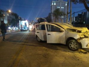 Policiais de Passo Fundo que estavam em treinamento em Porto Alegre combatem incêndio após acidente