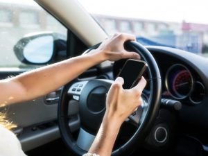 Uso do celular enquanto dirige é proibido pelo Código de Trânsito Brasileiro e considerado infração gravíssima