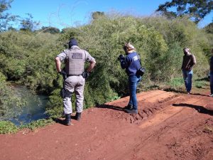 Homem encontrado dentro de rio no bairro Jaboticabal foi morto a tiros
