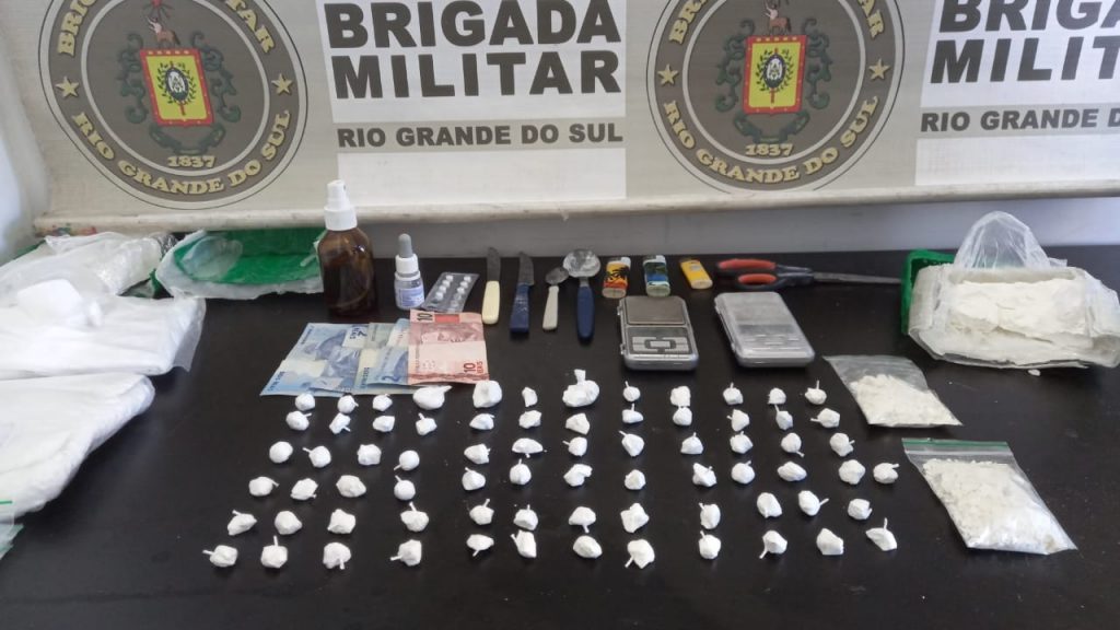 Força Tática prende traficante e estoura boca de fumo na São José