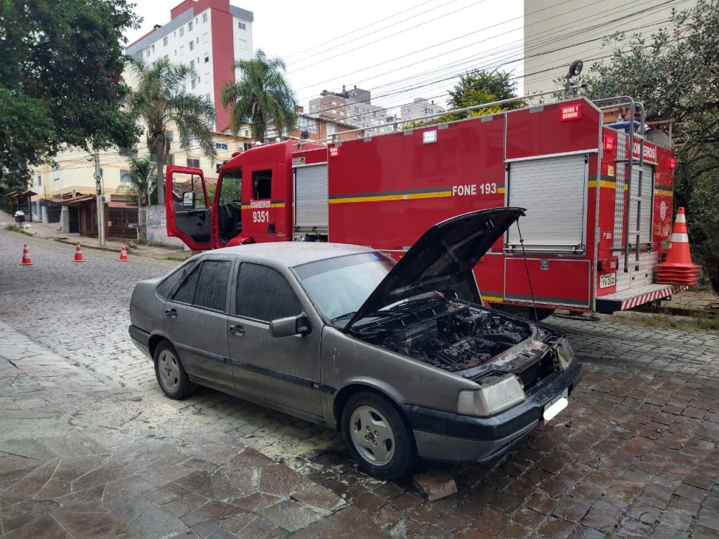 CBMRS atende incêndio em veículo na Vila Annes