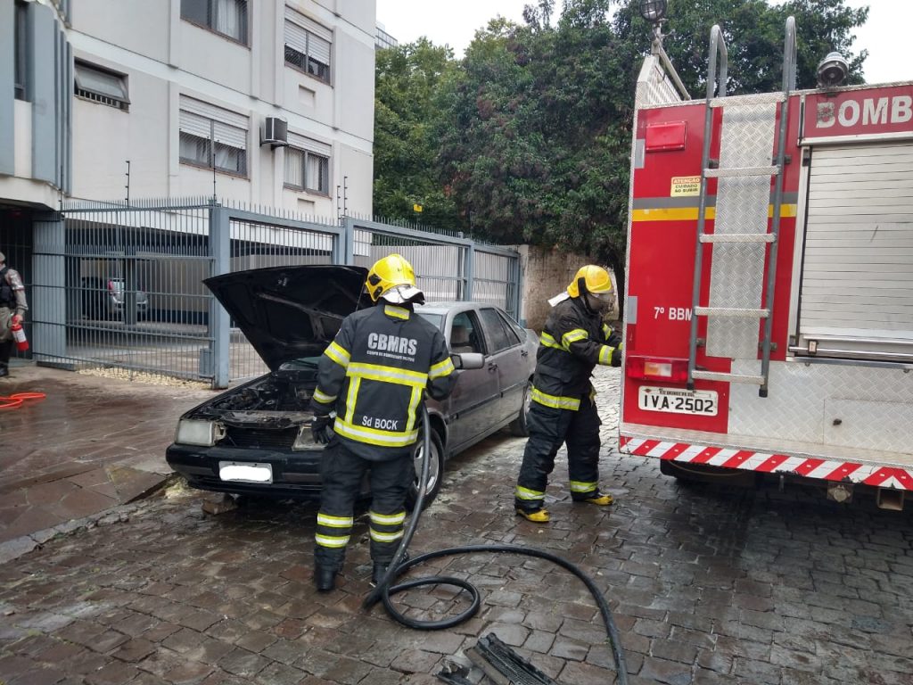 CBMRS atende incêndio em veículo na Vila Annes