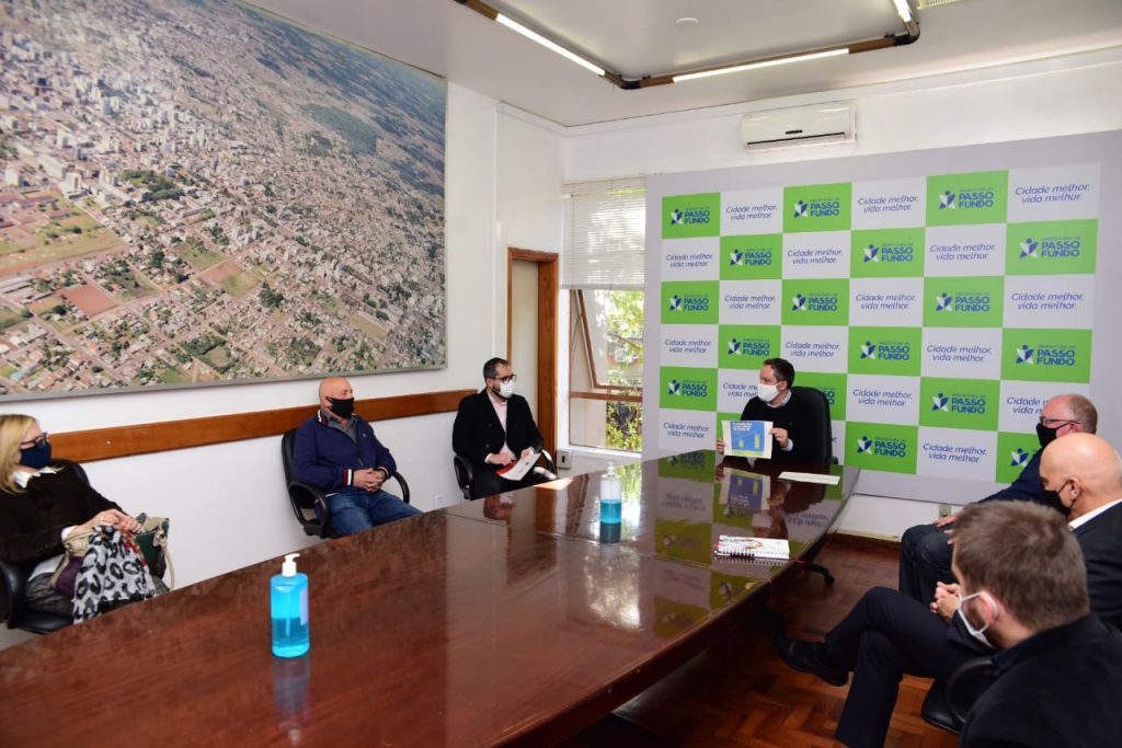 Prefeito apresenta indicadores da pandemia às entidades de classe