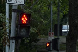 Semáforos de pedestres que estão estragados devem ser concertados nos próximos dias