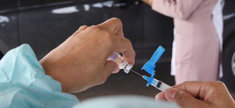 Vacinação por idade: pessoas com 57 e 56 anos podem tomar a primeira dose