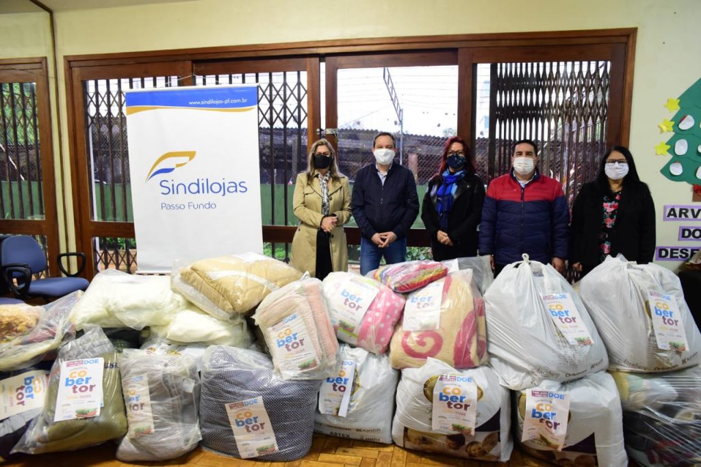 Sindilojas entrega cobertores arrecadados na campanha "Tem gente com frio"