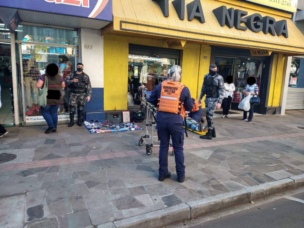 Ciclista colide contra ônibus no Centro de Passo Fundo