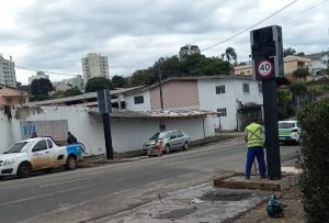 Rua Minas Gerais recebe instalação de lombadas eletrônicas