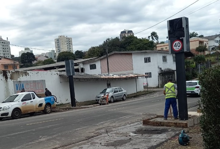 Rua Minas Gerais recebe instalação de lombadas eletrônicas