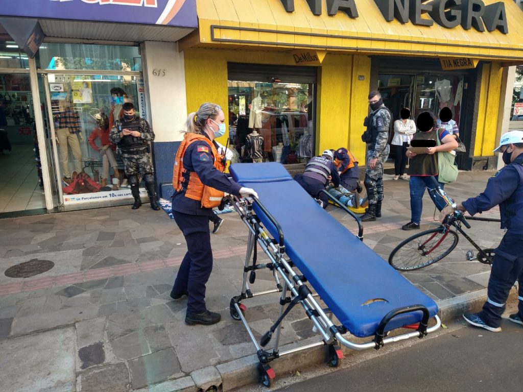 Ciclista colide contra ônibus no Centro de Passo Fundo