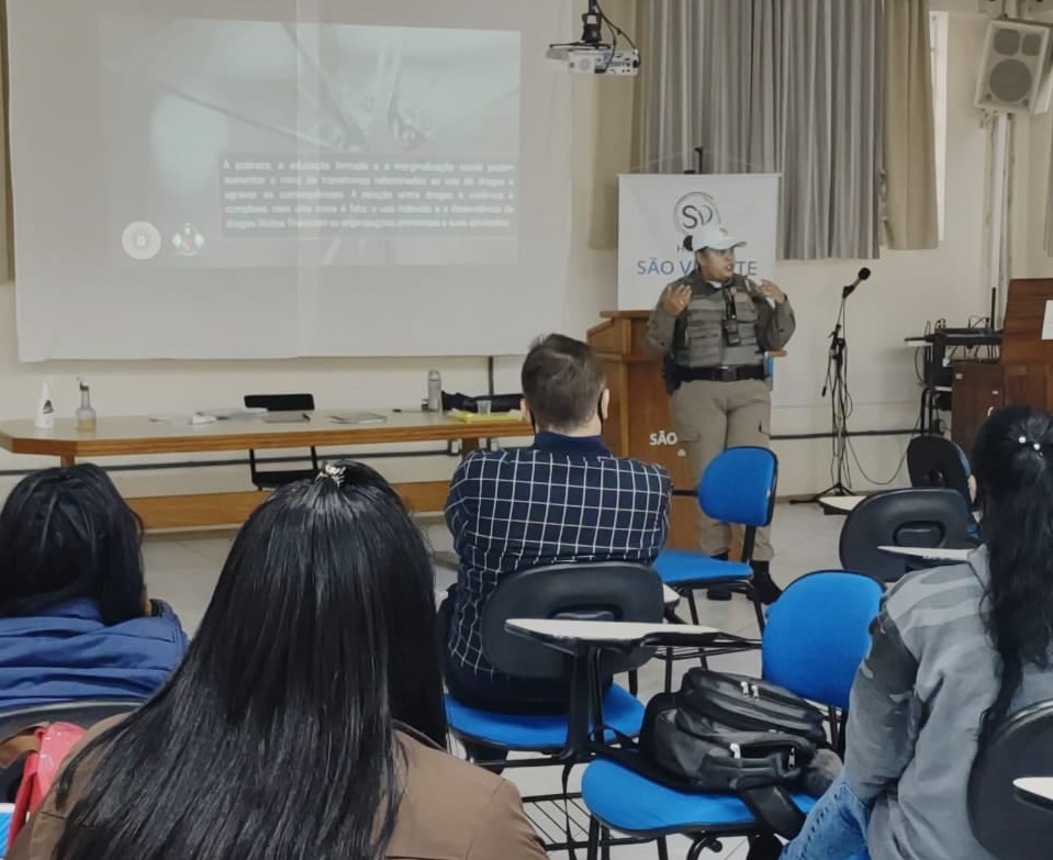 Policiais Militares do 3°RPMon realizam palestra sobre drogas para público acadêmico