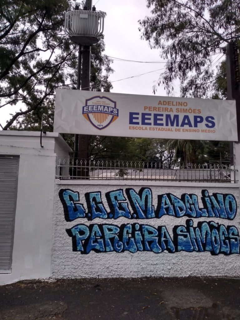 A escola atende hoje cerca de 800 alunos nos turnos da manhã, tarde e noite.