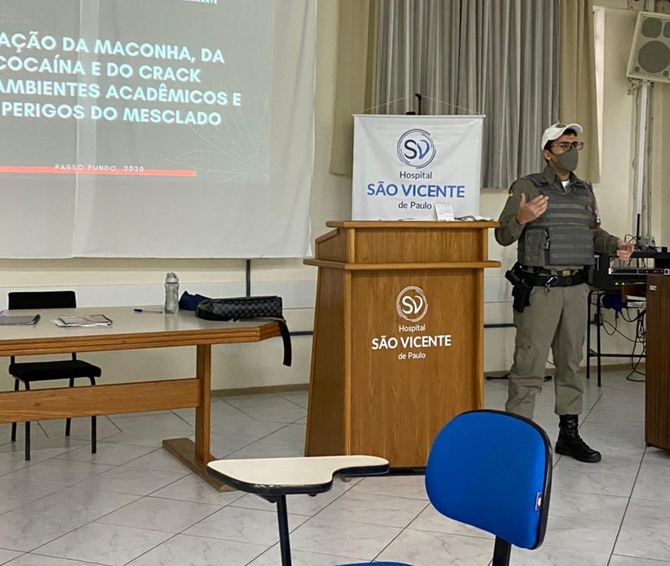 Policiais Militares do 3°RPMon realizam palestra sobre drogas para público acadêmico