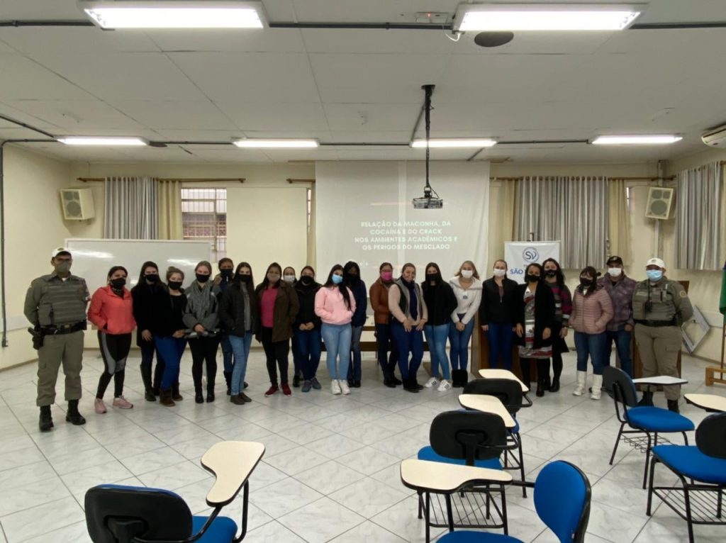 Policiais Militares do 3°RPMon realizam palestra sobre drogas para público acadêmico