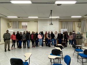 Policiais Militares do 3°RPMon realizam palestra sobre drogas para público acadêmico