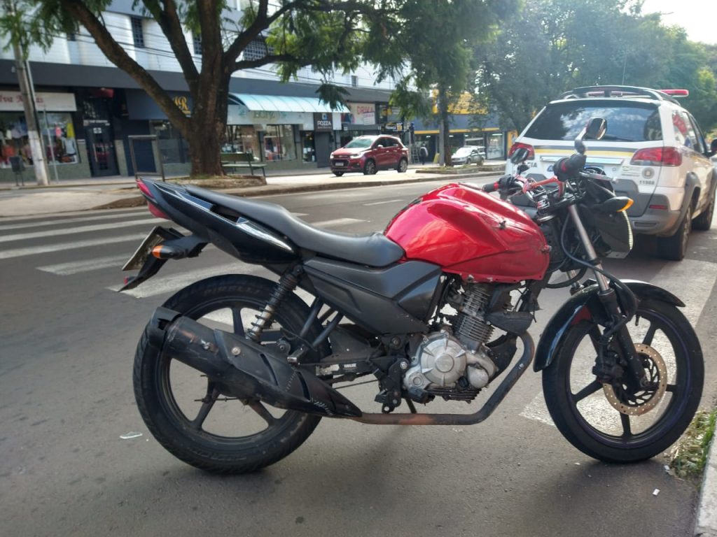 Colisão entre carro e moto deixa uma jovem ferida no cruzamento da Avenida Brasil com Rua Tiradentes