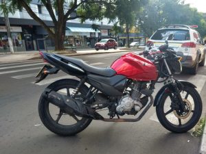 Colisão entre carro e moto deixa uma jovem ferida no cruzamento da Avenida Brasil com Rua Tiradentes