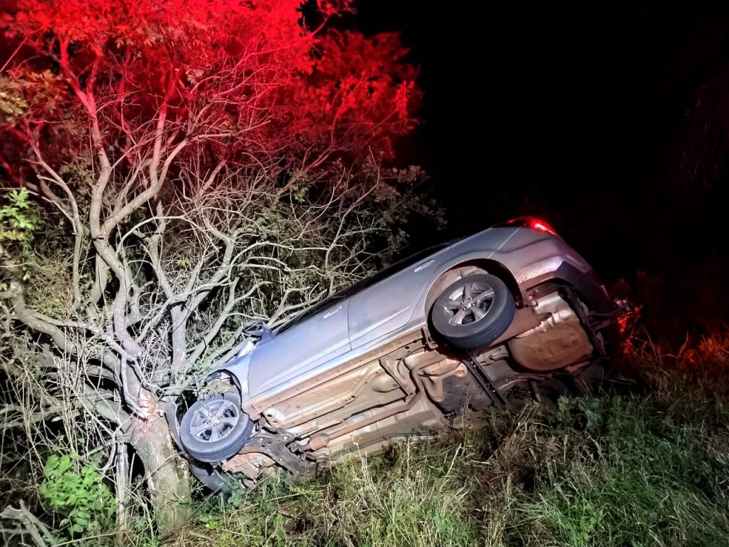 Veículo sai da pista e colide em árvore na BR-285 entre Passo Fundo e Carazinho