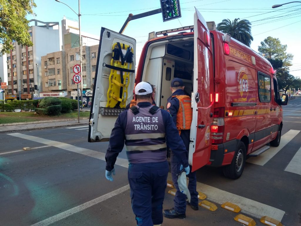 Ciclista colide contra ônibus no Centro de Passo Fundo