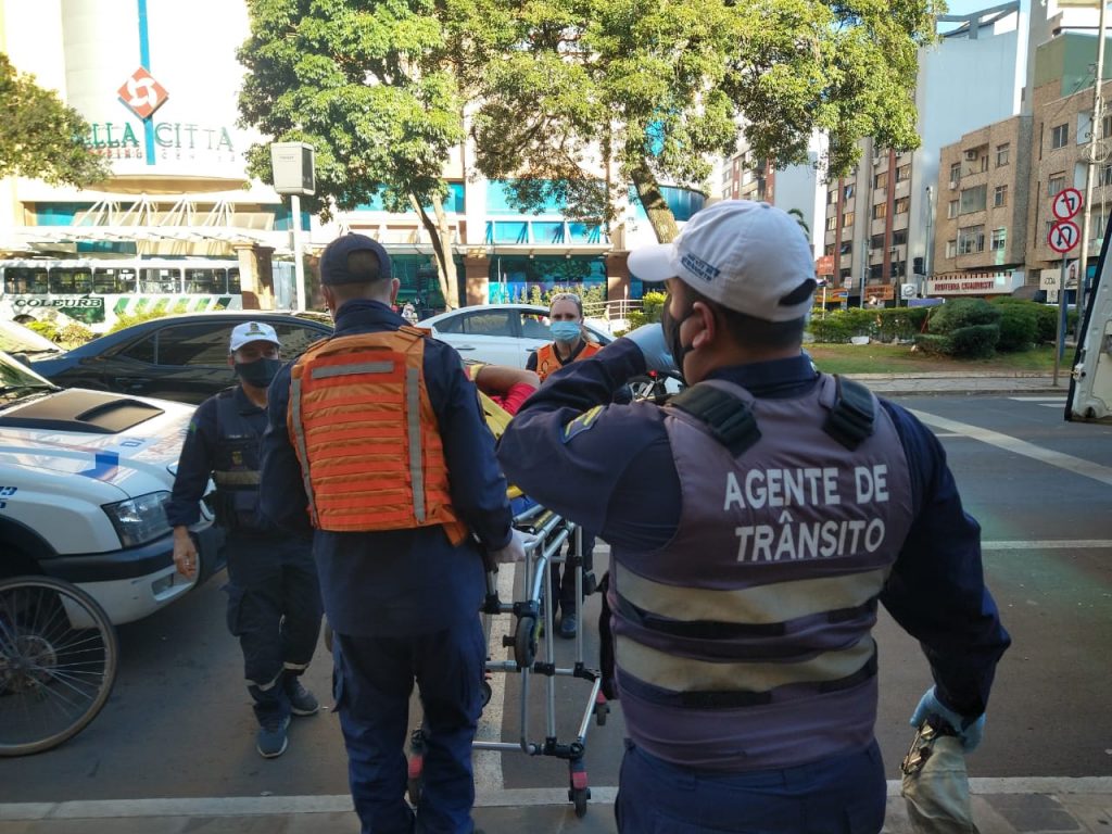 Ciclista colide contra ônibus no Centro de Passo Fundo